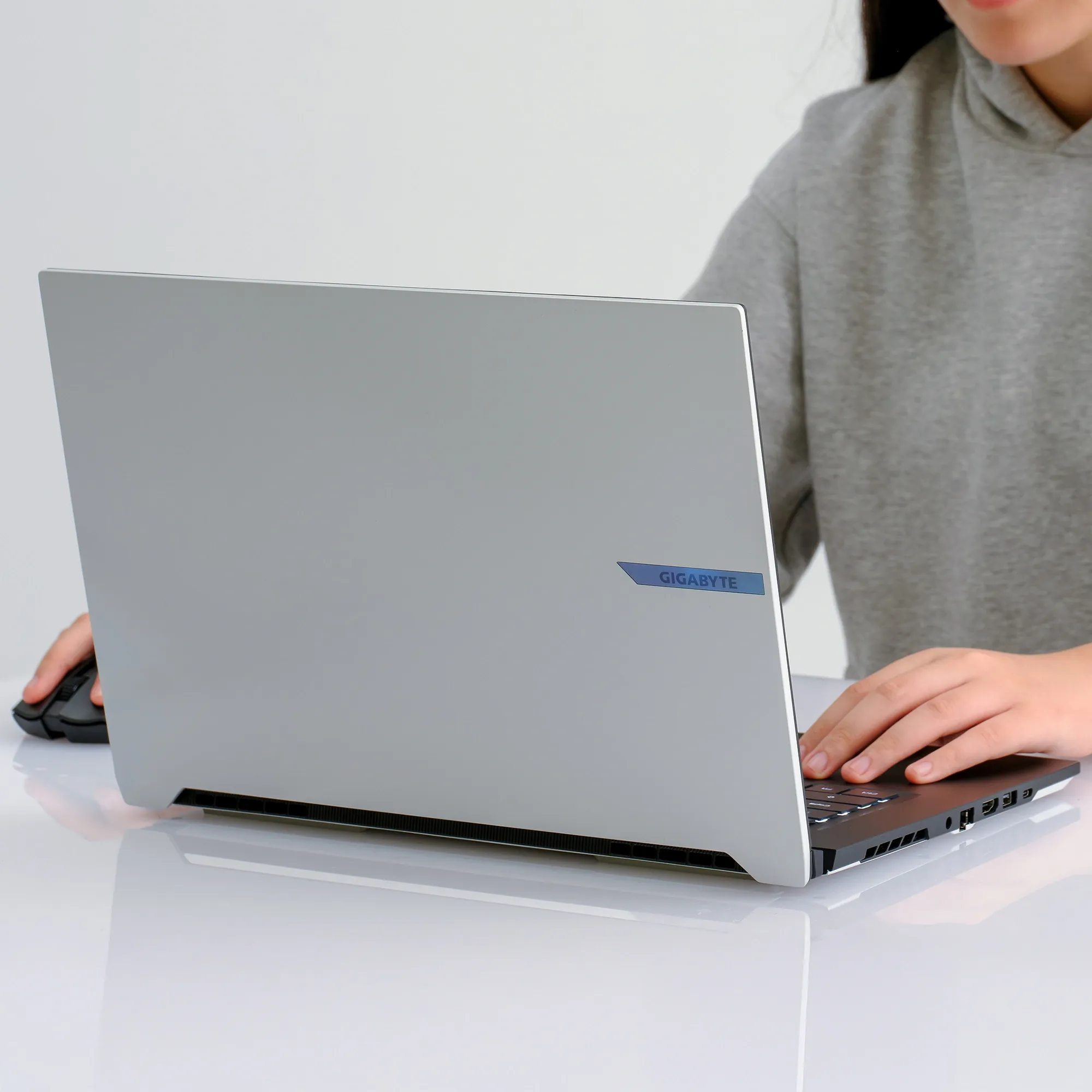 Ноутбук Gigabyte Aero X16 1WH Ryzen AI 7 350 32Gb SSD1Tb NVIDIA GeForce RTX 5070 8Gb 16" IPS QHD+ (2560x1600) Windows 11 Home Multi Language silver WiFi BT Cam (1WH93EEC64DH)