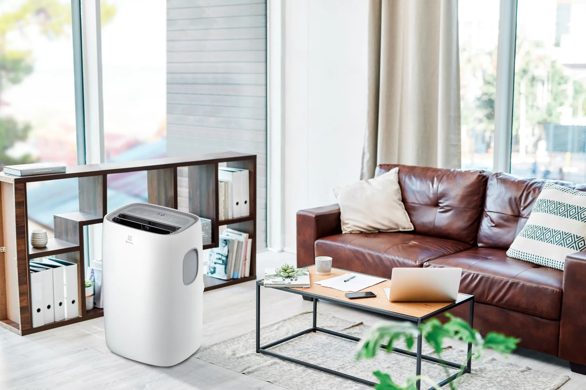 Кондиционер мобильный Electrolux Loft EACM-15 CL/N3 белый площ.37м2